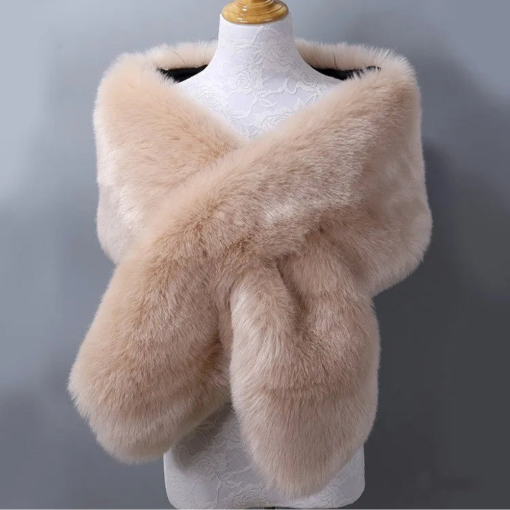 Cape de mariée en fasse fourrure | Robe de Mariée Bohème