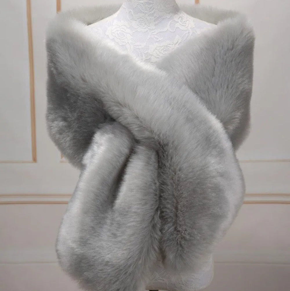 Cape de mariée en fasse fourrure | Robe de Mariée Bohème